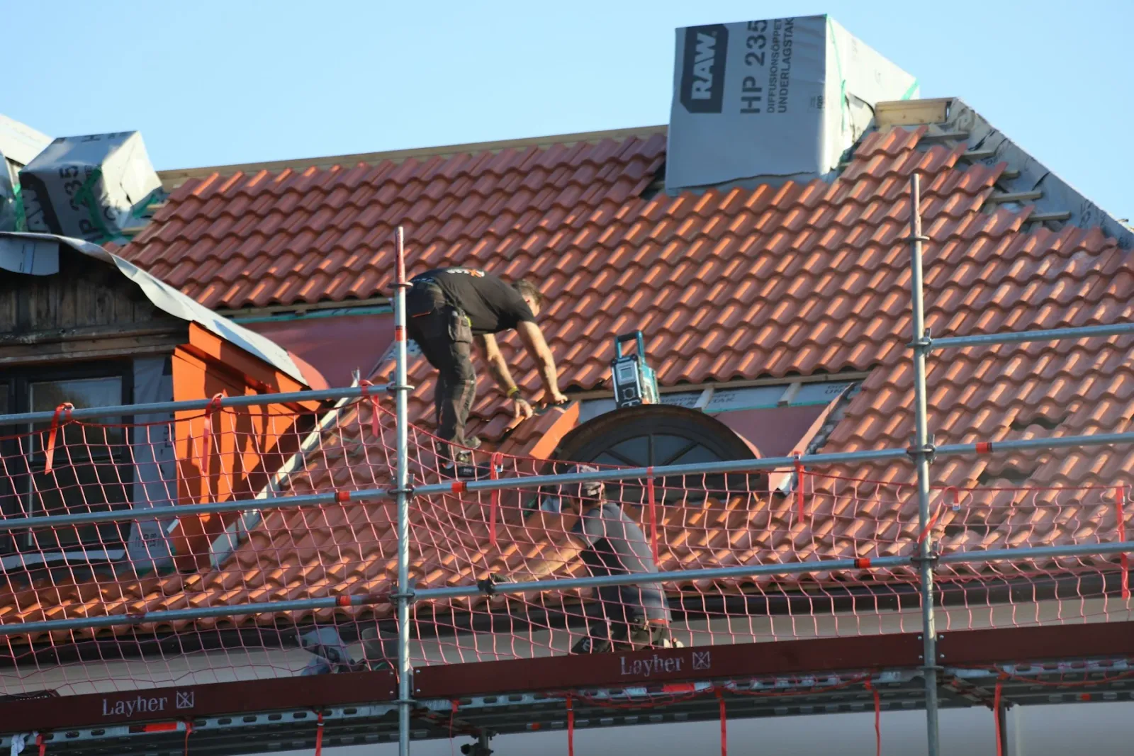 Vakman aan het werk op een dak